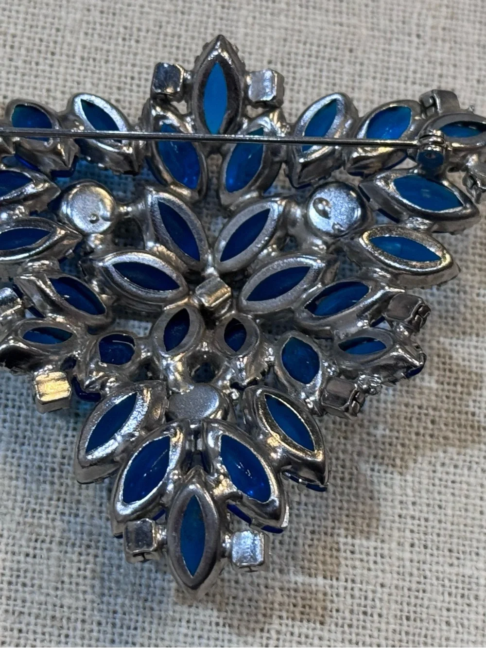 Vintage Juliana D&E Prong Set Cobalt Blue/Blue AB Rhinestone Flower Brooch Pin